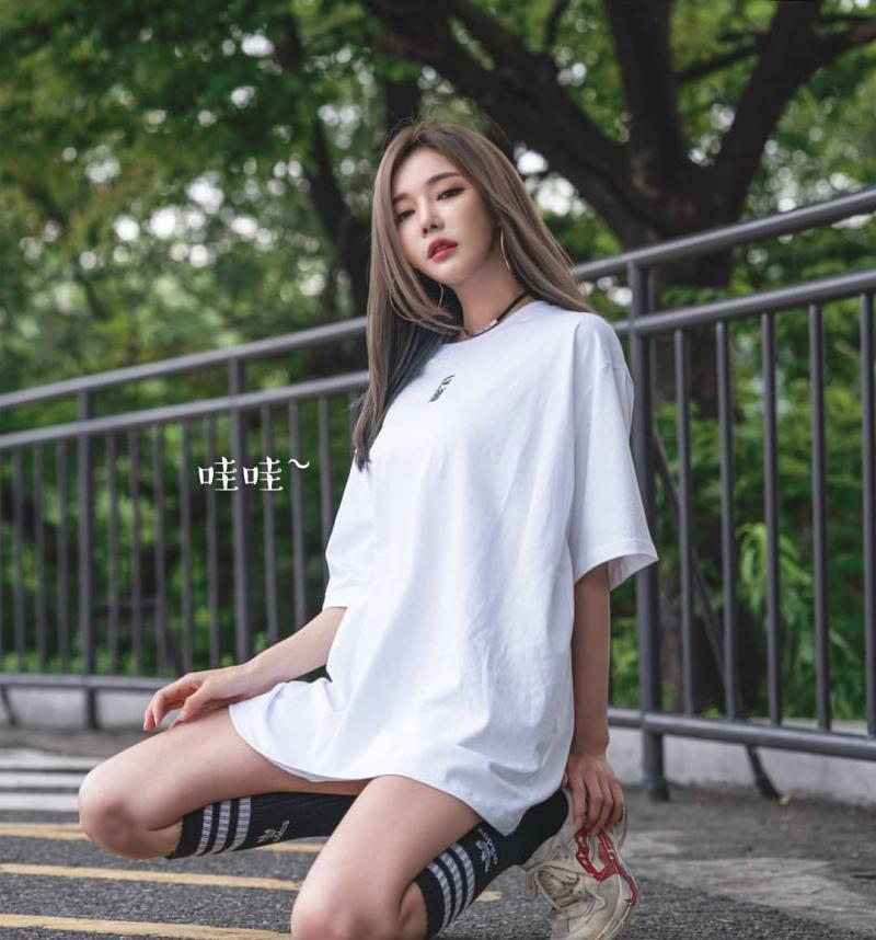 芯妹子愛穿男生寬衣，但擋不住她的美豔~ 網友大呼太美了！