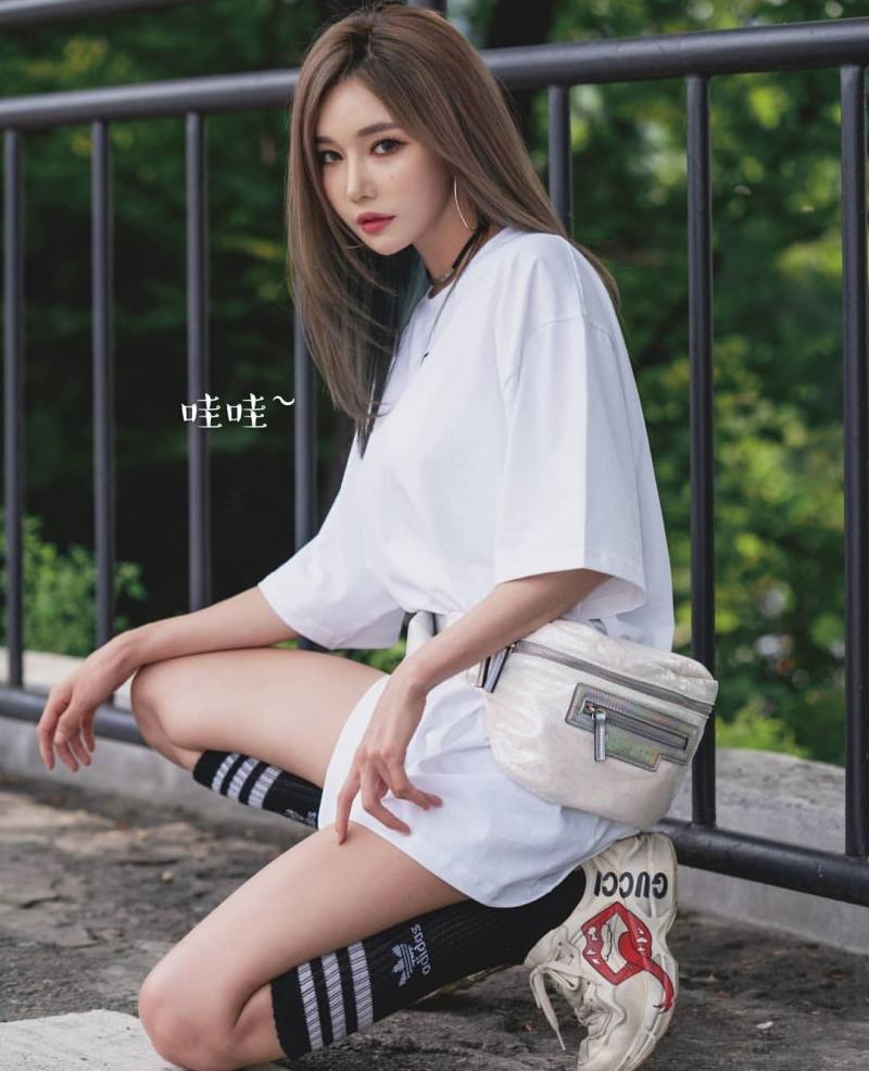 芯妹子愛穿男生寬衣，但擋不住她的美豔~ 網友大呼太美了！