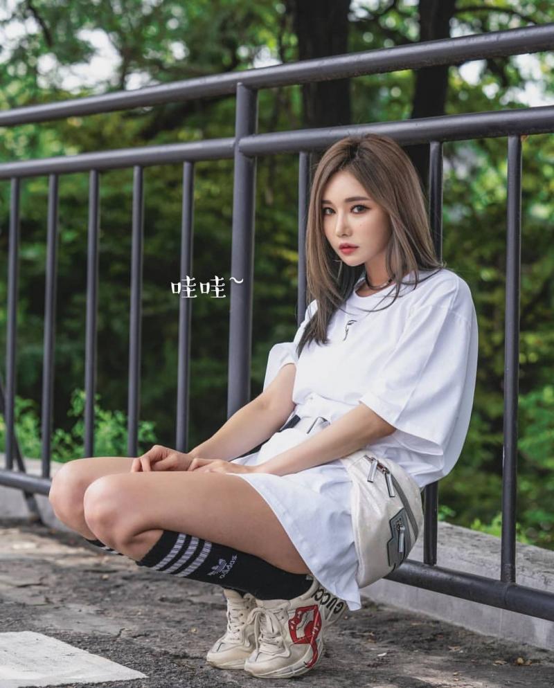 芯妹子愛穿男生寬衣，但擋不住她的美豔~ 網友大呼太美了！
