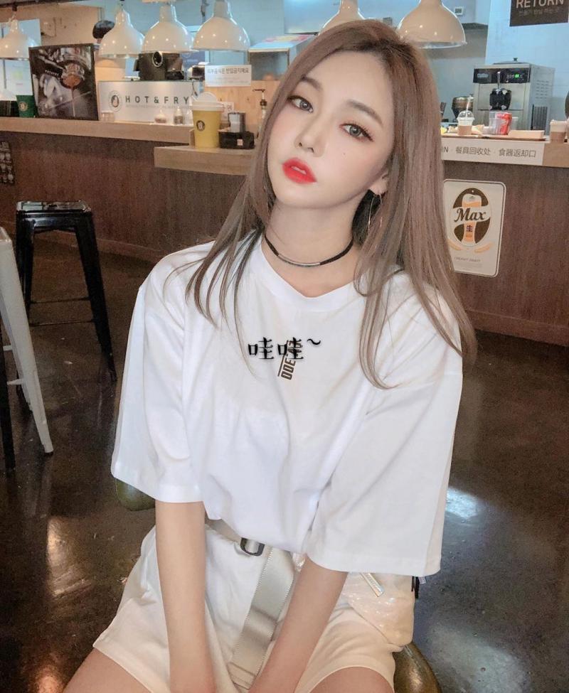 芯妹子愛穿男生寬衣，但擋不住她的美豔~ 網友大呼太美了！