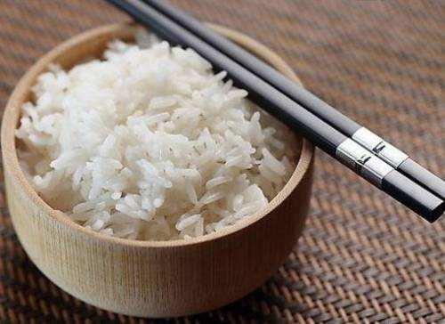 米飯放涼了再吃，有助於減肥？闢謠：效果並不明顯，還容易鬧肚子 !