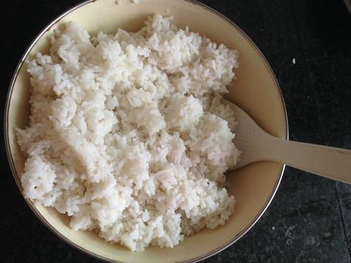 米飯放涼了再吃，有助於減肥？闢謠：效果並不明顯，還容易鬧肚子 !