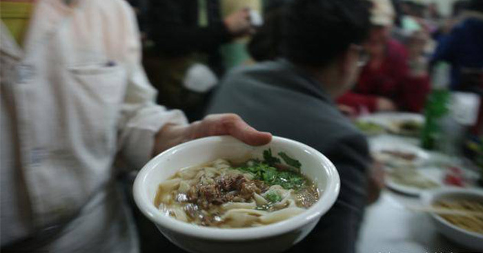 「一塊錢一碗牛肉麵」，賣給孤兒500多碗，十年後福報降臨麵館夫妻！ 