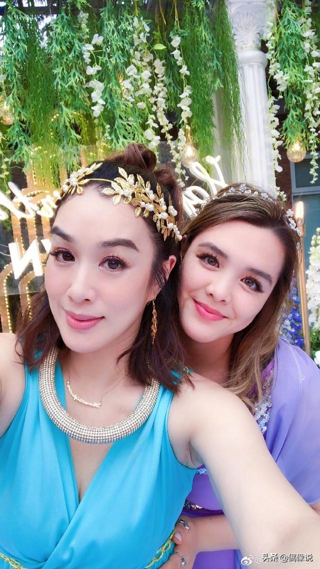 鍾麗緹一家4口拍大片！ 「母女三人顏值高」 9歲考拉甜美像媽，二女兒超模臉出眾