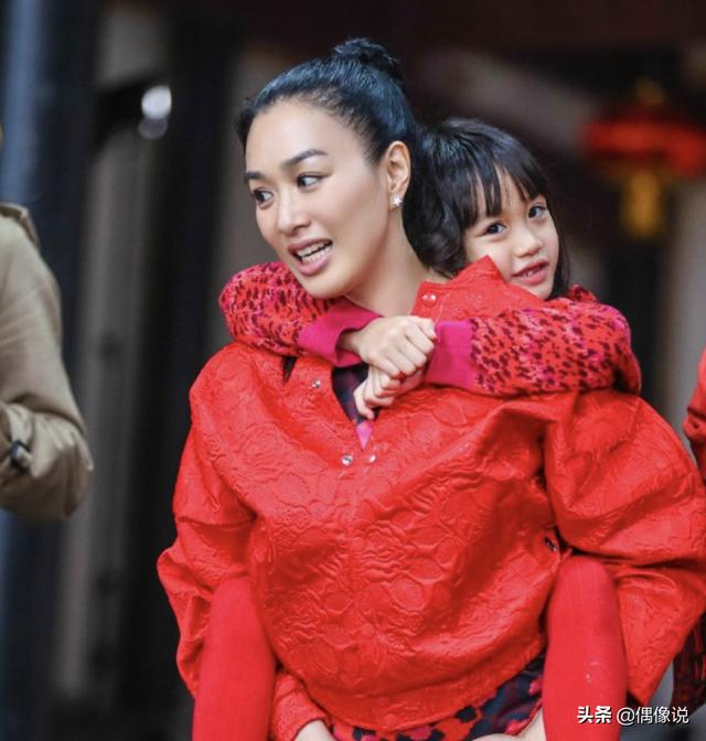 鍾麗緹一家4口拍大片！ 「母女三人顏值高」 9歲考拉甜美像媽，二女兒超模臉出眾