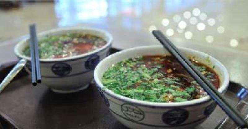 麵館夫妻，一塊錢一碗賣給孤兒五百多碗牛肉麵，十年後福報來了！
