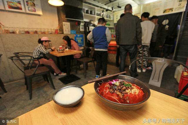 麵館夫妻，一塊錢一碗賣給孤兒五百多碗牛肉麵，十年後福報來了！