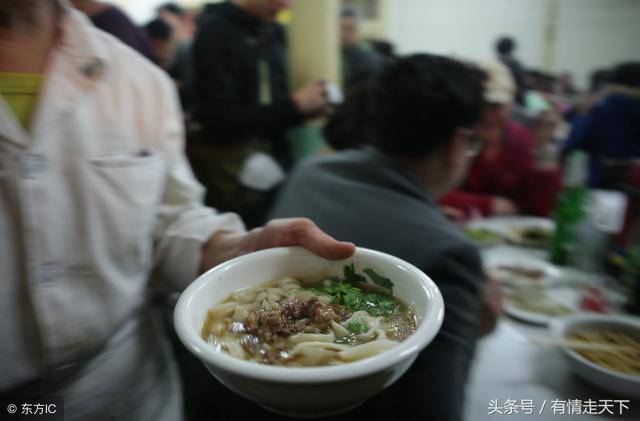 麵館夫妻，一塊錢一碗賣給孤兒五百多碗牛肉麵，十年後福報來了！