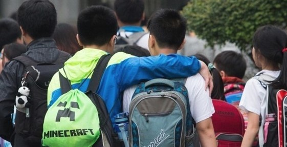 開學第一天！女兒返家秒趴地像斷電一樣，親爸見「命案現場」笑瘋