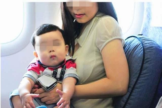 飛機上偶遇一對霸氣「熊母子」，就像做了11小時的按摩椅
