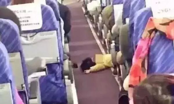 飛機上偶遇一對霸氣「熊母子」，就像做了11小時的按摩椅