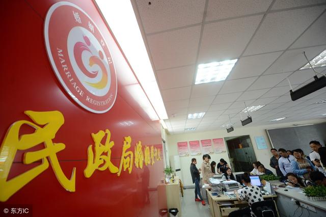 婚後不孕婆婆讓我離婚，老公拿出一張紙，我笑著和他走出民政局