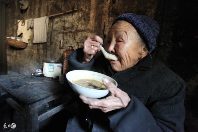 老人有百萬家產，給錢，兒女都對她不聞不問，在養老院孤獨落淚
