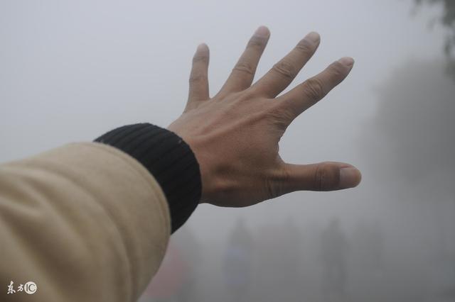 老人撫養棄嬰18年，就因為罵了他一句，讓老人賠了十幾萬