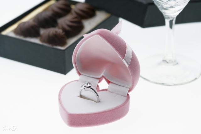 買結婚戒試戴，被櫃員問「買得起麼」，老公的做法讓我倍有面子