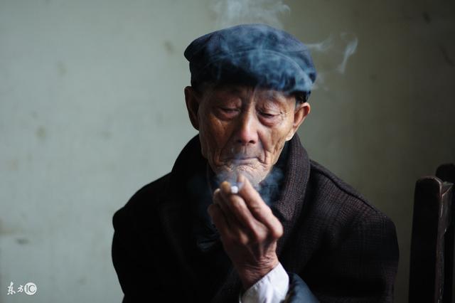 爺爺病重在床母親要分錢，我拿出一堆醫藥單子，母親無地自容