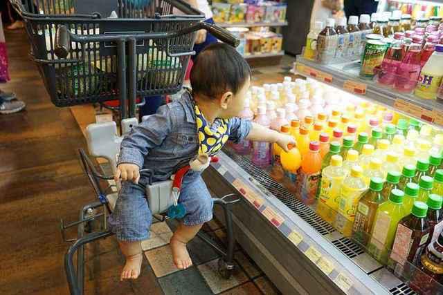 4歲孩子把超市葡萄一個個捏爛，寶媽：「大人跟小孩計較？」，店員要求十倍賠償