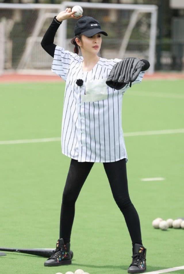 36歲林依晨還敢挑戰「少女無痕褲」，勒出初戀腿，說是18歲我也信！