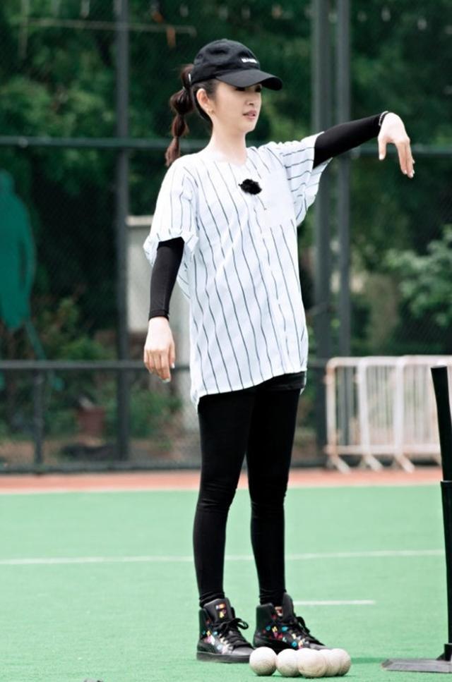 36歲林依晨還敢挑戰「少女無痕褲」，勒出初戀腿，說是18歲我也信！