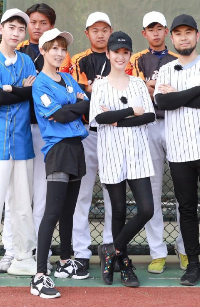 36歲林依晨還敢挑戰「少女無痕褲」，勒出初戀腿，說是18歲我也信！