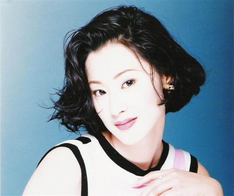 資深女星患重症淡出演藝圈，與兄母撕破臉「屢傳已逝消息」，近況曝光「發福卻凍齡」生活恬淡絕不復出！