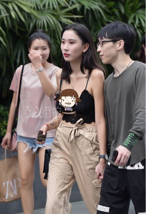 勵志！矮個宅男把到正妹...小背心側面超完美：激勵到我了