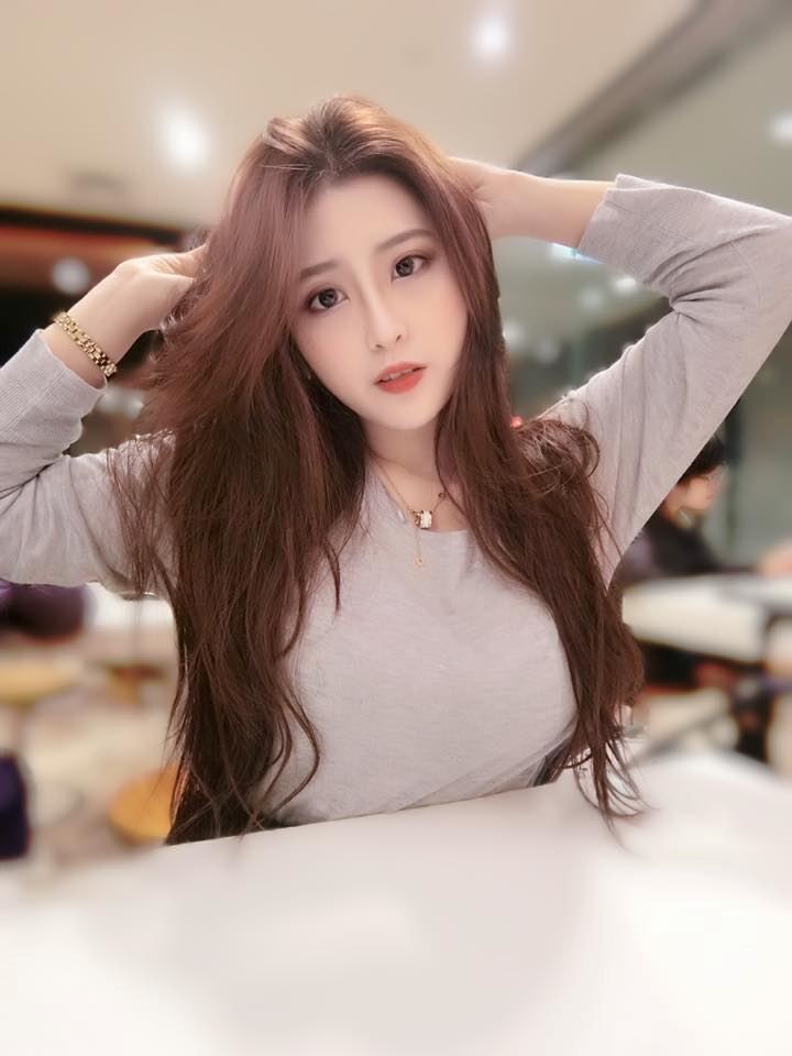 去打卡採草莓卻遇到正妹採草莓，網友紛紛跪求神人提供臉書