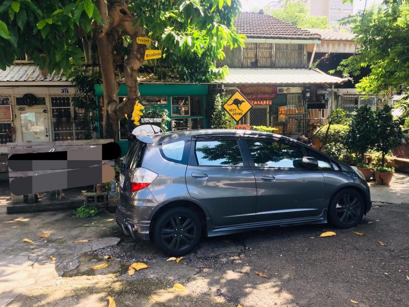 車停門口一次堵兩家！撥打留在車上電話號碼，對方回『我們家沒買車！』
