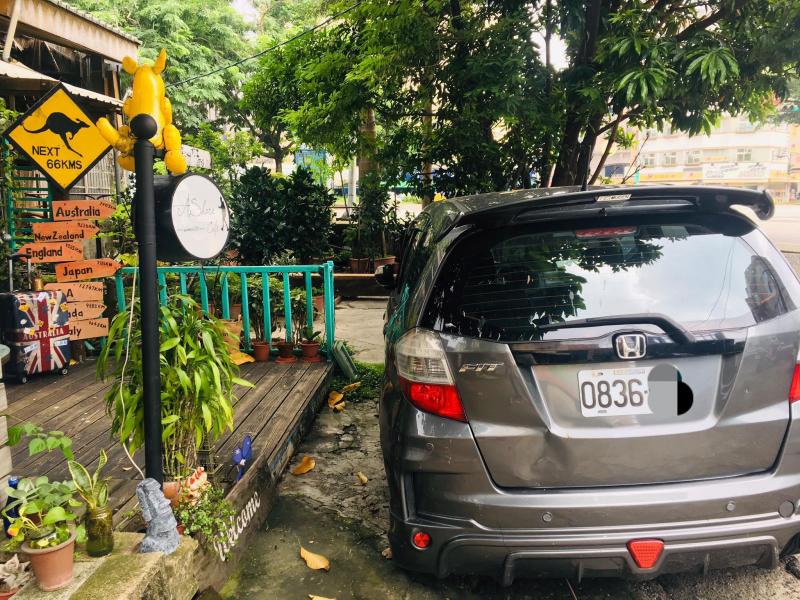 車停門口一次堵兩家！撥打留在車上電話號碼，對方回『我們家沒買車！』