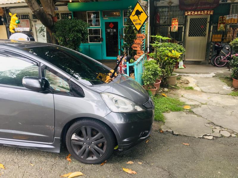 車停門口一次堵兩家！撥打留在車上電話號碼，對方回『我們家沒買車！』