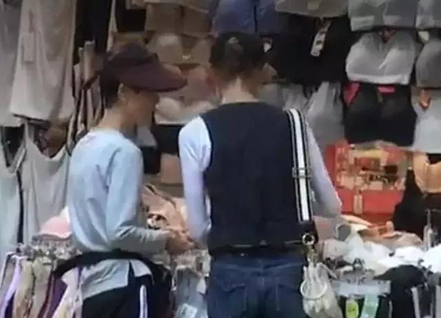 54歲「張曼玉」逛地攤，買幾十塊的鞋子：越沒出息的人，才越計較面子！ 