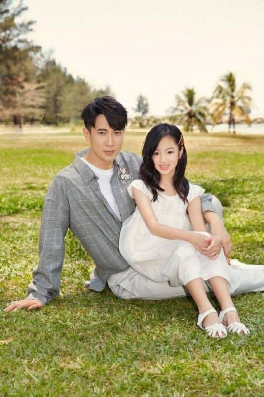 女兒忙著參加各種表演，兒子被爸爸帶著放飛自我，吳尊兒女差別大 !
