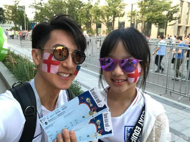 女兒忙著參加各種表演，兒子被爸爸帶著放飛自我，吳尊兒女差別大 !