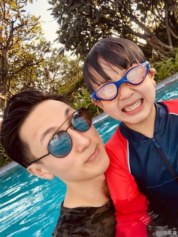 女兒忙著參加各種表演，兒子被爸爸帶著放飛自我，吳尊兒女差別大 !