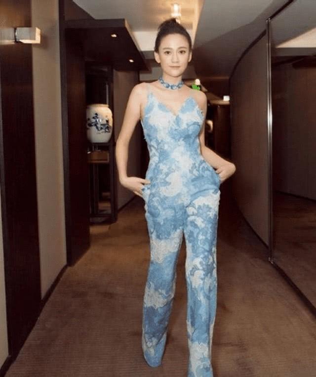 40歲陳喬恩太敢穿了！大膽挑戰「人體彩繪服」，女王氣質果然不俗！ 