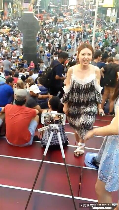 穿洋裝長裙妹彎腰！後方的民眾拍下「現形記」