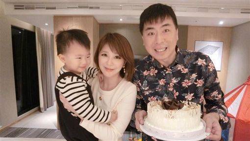 帶兒子看外婆！梁赫群意外曝光「岳母超強背景」！曝在加拿大「擁有一間學校」：回老婆娘家最開心！