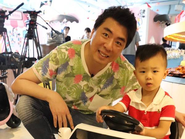 帶兒子看外婆！梁赫群意外曝光「岳母超強背景」！曝在加拿大「擁有一間學校」：回老婆娘家最開心！