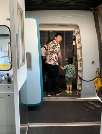 帶兒子看外婆！梁赫群意外曝光「岳母超強背景」！曝在加拿大「擁有一間學校」：回老婆娘家最開心！