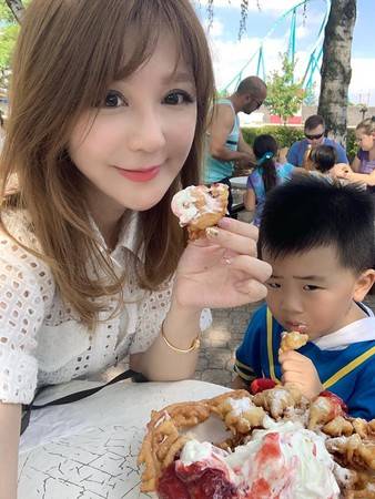 帶兒子看外婆！梁赫群意外曝光「岳母超強背景」！曝在加拿大「擁有一間學校」：回老婆娘家最開心！
