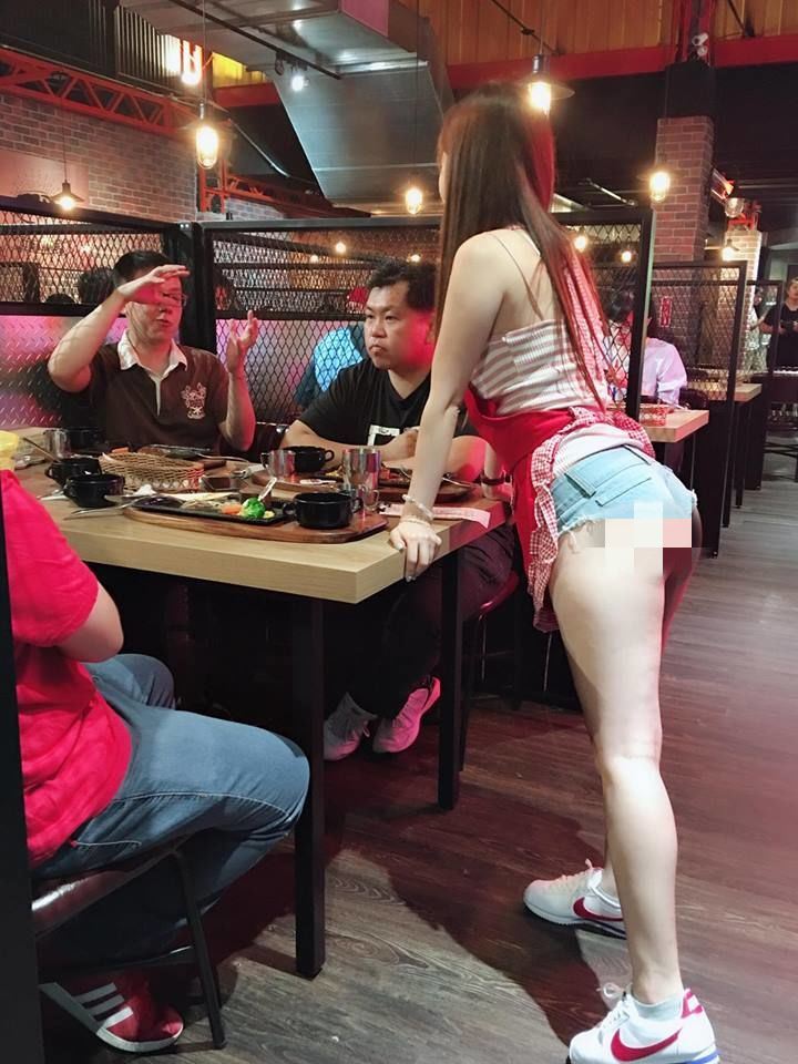 現在牛排館會不會太競爭…女服務生「送餐」一轉身更暴動 光看就飽了～