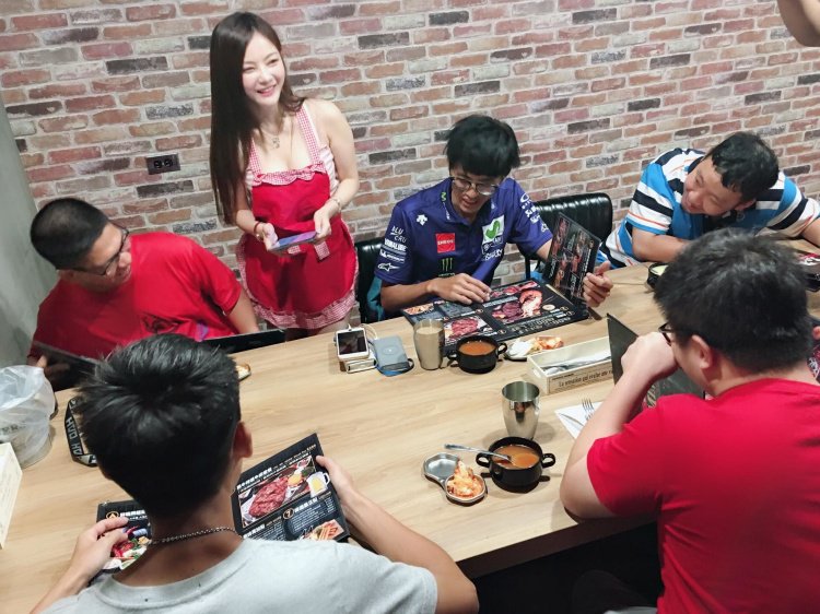 現在牛排館會不會太競爭…女服務生「送餐」一轉身更暴動 光看就飽了～