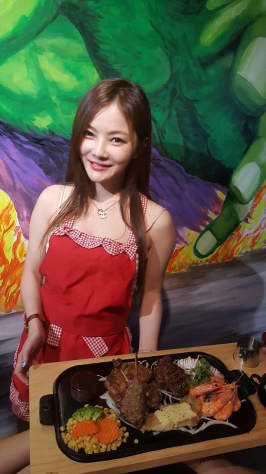 現在牛排館會不會太競爭…女服務生「送餐」一轉身更暴動 光看就飽了～