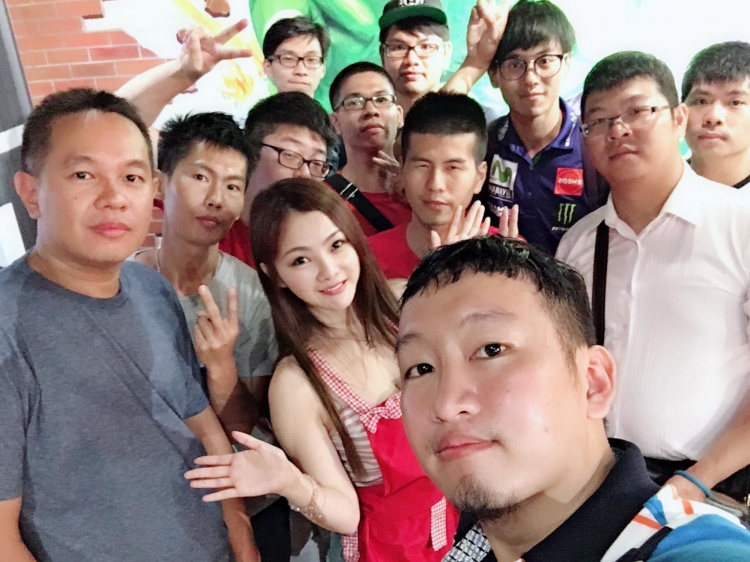 現在牛排館會不會太競爭…女服務生「送餐」一轉身更暴動 光看就飽了～