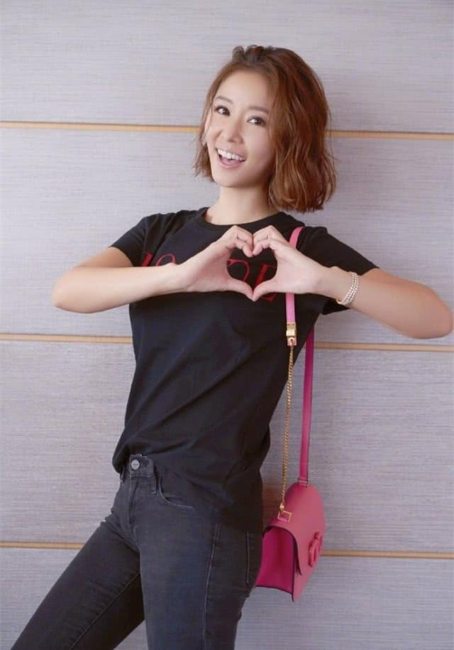 林心如又驚艷了，一身「斜肩連體褲」典雅大氣，美得不像43歲！