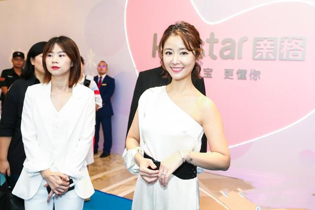 林心如又驚艷了，一身「斜肩連體褲」典雅大氣，美得不像43歲！