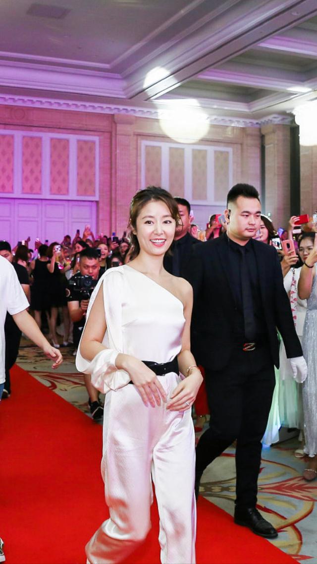 林心如又驚艷了，一身「斜肩連體褲」典雅大氣，美得不像43歲！