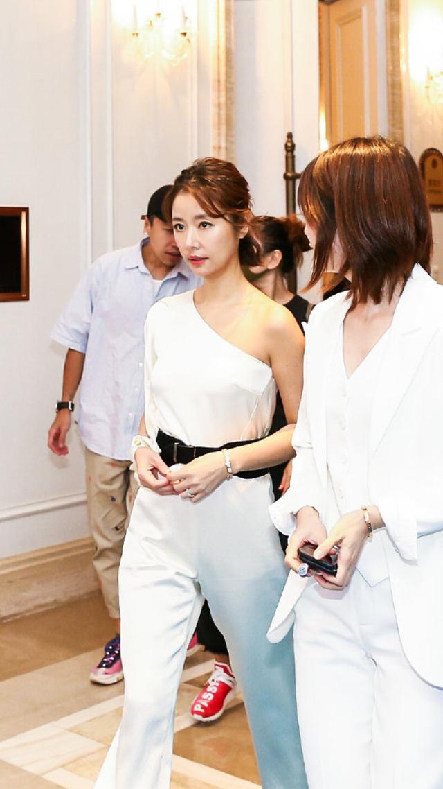 林心如又驚艷了，一身「斜肩連體褲」典雅大氣，美得不像43歲！