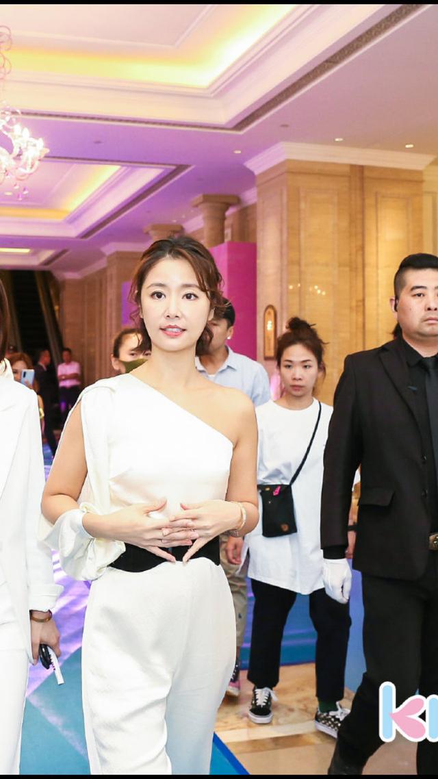 林心如又驚艷了，一身「斜肩連體褲」典雅大氣，美得不像43歲！