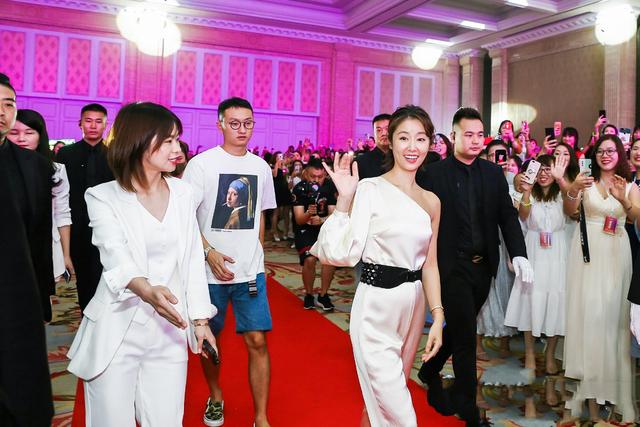 林心如又驚艷了，一身「斜肩連體褲」典雅大氣，美得不像43歲！